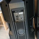 Černý aktivní reproduktor z plastového materiálu. Na zadním panelu je nápis ART 712-A DX a logo RCF. Panel obsahuje konektory XLR a jack, ovladač VOL…