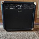 Zadní strana kytarového komba v černém provedení s kovovými rohy. Na horním panelu jsou nápisy Frontman 15R, FENDER MUSICAL INSTRUMENTS CORP., MADE I…