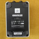 Zadní strana černého efektpedálu s bílým štítkem. Na štítku je logo a nápis UNIVERSAL AUDIO, dále velký nápis KNUCKLES a pod ním '92 REV F DUAL REC A…