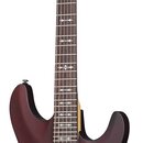 Tmavě hnědá elektrická kytara s dvojcutem a tmavým hmatníkem. Na hlavě je bílý nápis schecter a pod ním menší text Diamond Series. Na hmatníku jsou v…