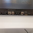 Zadní strana černého grafického ekvalizéru s nápisem YAMAHA GRAPHIC EQUALIZER, MODEL EQ2001A a YAMAHA CORP MADE IN JAPAN. Zařízení obsahuje vstupy a…