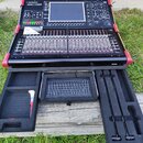Černý digitální mixovací pult s červenými ochrannými hranami. V horní části je nápis DiGiCo a model SD9, uprostřed se nachází displej. Pod ním je řad…