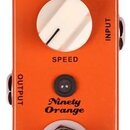 Oranžový efekt pedál s bílým oválným knoflíkem označeným nápisem SPEED. Na horní části je přepínač s popisky Vintage a Modern a vstup DC IN, ve spodn…