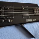 Černá bezhlavá basová kytara s hranatým tělem. Na těle jsou vidět dva snímače a nápisy „HOHNER B2A“, „PROFESSIONAL“ a „LICENSED BY STEINBERGER SOUND“…