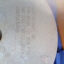 Detailní pohled na šedý, kovový povrch s texturou. Je zde vyražen nápis: ELECTRO-VOICE, INC. EVM 12AL OEM TYPE ONE YEAR LIMITED WARRANTY MANUFACTURED…