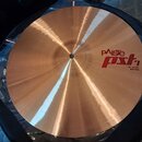 Kruhový činel z mosazného kovu s jemným rýhováním. Na povrchu je červený nápis pAiste pst 7 a pod ním text 14" HI-HAT BOTTOM. Činel je položen na čer…