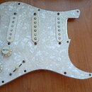 Bílá pickguard s perleťovým efektem pro elektrickou kytaru. Je na ní osazeno tři bílé snímače s jednoduchými krytkami, jeden přepínač a tři ovládací…