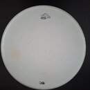 Bílá kruhová bubenová koží s nápisy v horní části. Je zde vidět logo REMO, text DRUM HEAD, označení UT a nápis MADE BY REMO IN CHINA. Povrch vykazuje…
