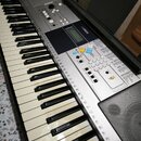 Stříbro-černý digitální klavír s bílými a černými klávesami. Na ovládacím panelu je viditelné logo YAMAHA a displej. Panel obsahuje řadu tlačítek, po…
