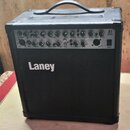 Černý akustický kombozesilovač s logem Laney na přední mřížce. Na ovládacím panelu je vpravo nápis A1 ACOUSTIC AMPLIFIER. Panel obsahuje řadu potenci…