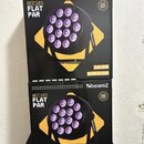 Dvě krabice s nápisy beamZ, BCC165 FLAT PAR a 6-IN-1 LED. Na obalech je zobrazen černý plochý LED par s 14 diodami a nápis 14x 6W. V pravém horním ro…