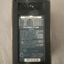 Fotografie znázorňuje zadní stranu černého napájecího adaptéru. Na černé štítku je uveden nápis BOSS AC ADAPTOR a tabulka s modely PSA-100, PSA-120,…