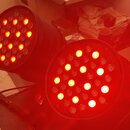 Dvě černé LED par lampy s kulatým tvarem, které svítí červeným světlem. Každý přístroj obsahuje mřížku s více phosphorylated LED diodami. Na přístroj…