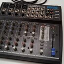 Černý kompaktní mixážní pult s nápisy MS1202DS COMPACT MIXER a RHSOUND. Zařízení obsahuje čtyři mikrofonní vstupy XLR, několik jackových vstupů a výs…