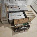 Skupina šesti transportních kufrů z hliníku a dřeva v různě velikých kvádrových tvarech. Na jednom z kufrů je viditelné logo SONOR a několik menších,…