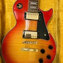 Elektrická kytara s trupem v červeno-žlutém sunburst provedení a viditnou strukturou dřeva. Nástroj má dva snímače typu humbucker s krémovými kryty,…
