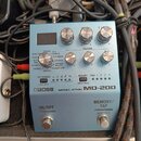 Modulární efekt pedál značky BOSS, model MD-200 MODULATION v modré barvě. Zařízení má pět ovládacích knoflíků, displej a dva stoupací spínače s nápis…