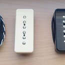 Fotografie zobrazuje pět elektrických snímačů kytary v různých provedeních. Zleva jsou dva černí humbuckery s nápisem Seymour Duncan, jeden krémový j…