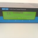 Detailní pohled na rackový procesor s modrým spodním panelem a šedým horním krytem. Na zařízení je nápis MPX 500 24-Bit Dual Channel Processor. Zelen…