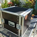 Černý transportní flightcase s hliníkovými hranami a kovovými rohy. Na přední straně jsou dvě zapuštěné zámkové closure a jedna madla pro přenášení.…