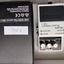 Bílý efekt pedál s černým plastem v horní části a nápisem BOSS. Na spodní části je uveden název modelu Noise Suppressor NS-2 a popis konektorů OUTPUT…