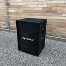 Černý reproduktor v hranatém korpusu s povrchem z textilie. Přední strana je kryta kovovou síťkou, na které je bílý nápis „Hughes & Kettner“. Povrch…