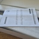 Bílá cardboardová krabice s bílým polystyrenovým vložkem. Uvnitř leží papírový návod s nápisem C-TDO SERIES HEADPHONE AMPLIFIERS QUICK START GUIDE a…