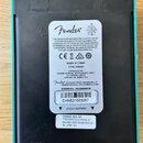 Zadní strana černého efektpedálu s bílou papírovou štítkem. Na štítku je logo Fender a nápisy: 9VDC, 115mA POWER, MADE IN CHINA, TYPE: PR5297 a adres…