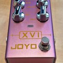 Fialový efekt pedál s kovovým povrchem a čtyřmi chromovanými oválnými knoflíky. Na přední straně je žlutý nápis XVI a JOYO. Nad knoflíky jsou žluté p…