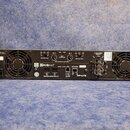 Černý rackový zesilovač značky crown. Na zadním panelu jsou viditelné nápisy HiQnet, ANALOG AUDIO INPUTS, NETWORK a PIP-LITE. Zařízení obsahuje dva v…