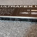 Černý rackový procesor s nápisem ULTRAFEX II a THE MULTIBAND SOUND ENHANCEMENT PROCESSOR MODEL EX 3100. Na horním krytu je schéma zapojení, značka CE…