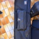 Černý obdélníkový softcase na hudební nástroj s připevněnou menší kapsou. Na pouzdře i na kapse je viditelné logo „bespeco“. Povrch materiálu vykazuj…