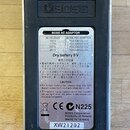 Fotografie zachycuje zadní stranu černého efekt pedálu značky BOSS. Na spodní části je vidět bílý štítek s tabulkou pro BOSS AC ADAPTOR, nápisem Dry…