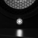 Detailní záběr na černý reproduktor s voštinovou mřížkou. Uprostřed pod mřížkou je umístěno kulaté, podsvícené logo Yamaha. Povrch přístroje je černý…