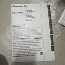 Fotografie zachycuje papírový manuál k DJ kontroléru. Na obalu je uveden název značky Pioneer DJ a model DDJ-400. Text obsahuje webové adresy pioneer…