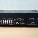 Zadní strana černého zesilovače značky apart, model CONCEPT 1 (T). Zařízení obsahuje různé vstupy a výstupy s nápisy SOURCE INPUTS, SGL OUTPUTS, SPEA…