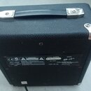 Černý kytarový kombozesilovač s povrchem z texturovaného vinylu a chromovanými rohy a úchytem. Na zadním štítku je uveden model SP-10 TM, typ TYPE: P…