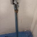 Fotografie znázorňuje chromovaný kovový stojan s teleskopickým mechanismem a rozkládací základnou. V místě spoje horní a spodní části trubky je vidit…