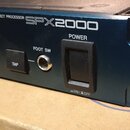 Detailní pohled na přední panel tmavě modrého rackového efektového procesoru. Na zařízení je nápis PROFESSIONAL MULTI-EFFECT PROCESSOR a modelové ozn…