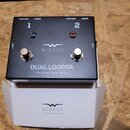 Černý efekt pedál s nápisy WIDARA, DUAL LOOPER a TRUE BYPASS BOX. Na horní straně jsou dvě zdařile rozdělená pole označená čísly 1 a 2, každé s konek…