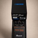 Černý kytarový efekt pedál Boss MT-2w Metal Zone Waza Craft v originální krabici. Na pedálu i na krabici jsou viditelné nápisy Metal Zone, MT-2w, log…