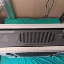 Černý výkonový zesilovač v rackovém provedení s hliníkovými bočními lištami. Na předním panelu jsou nápisy EUROPOWER, PROFESSIONAL SOUND REINFORCEMEN…