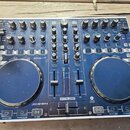 DJ kontroler v modré a stříbrné barvě s dvěma velkými jog-koly. Na přístroji jsou viditelné nápisy PREMIERELINE, RELOOP a JOCHEY MIX. V pravé dolní č…