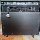 Zadní strana kytarového komba v černém provedení s povrchem z textilního potahu. V horní části je vidět ovládací panel s nápisy EVH, 5150 III 2X12 CO…