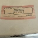 Detail štítku na bílém povrchu bubnu. Štítek je růžovo-béžový s nápisy THAT GREAT GRETSCH SOUND, MODEL G4160 a SERIAL 104961. Dole je uveden text HAN…