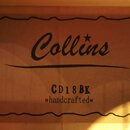 Fotografie detailu štítku uvnitř hudebního nástroje. Na štítku je černý nápis „Collins“ s hvězdičkou nad písmenem i, pod kterým je vázací čára. Dole…