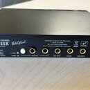 Černý studiový procesor s nápisy JOEMEEK, threeQ STUDIO CHANNEL a PhotoOptical. Na zadním panelu jsou konektory s popisky POWER 12V AC, OUTPUTS, MIX…