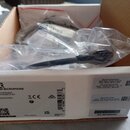 Fotografie znázorňuje bílé originální balení s černým mikrofonem v plastovém sáčku. Na krabici je uveden název modelu SM35-XLR HEADWORN MICROPHONE a…