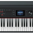 Černý digitální klavír s bílými a černými klávesami. Na levé straně je bílý nápis Roland RD-800 a na pravé straně nápis SuperNATURAL Piano. Přístroj…
