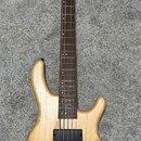 Pětstrunná basová kytara s přírodním dřevěným povrchem těla a hmatníkem z tmavého dřeva. Na hlavě nástroje je vidět logo "Ibanez". Tělo obsahuje dva…